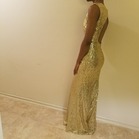 Luxe form fitting sequin gown with opened back - Picture 4 of 4